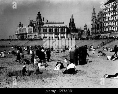 OSTENDE c1910: Vacanciers qui s'amusent sur la plage d'Ostende en Belgique. Banque D'Images