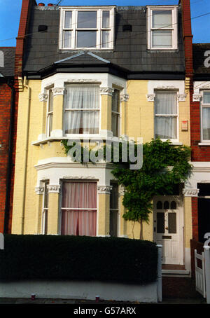 La maison de Judith Keppel, 58 ans, qui est devenue le premier candidat à prendre le 1 million de jackpot sur le quiz télévisé à succès "qui veut être Millionnaire?", à Fulham, Londres.Keppel est également un parent de Camilla Parker Bowles, le partenaire du Prince de Galles.* les téléspectateurs ont déjà vu Mme Keppel gagner 16,000 dans un épisode le 18/11/00.Une insider de spectacle a confirmé, la designer de jardin de Fulham, dans le sud-ouest de Londres, qui l'a utilisée pour poser la ligne de vie de l'audience quand elle a été trébuchantée par la question de savoir dans quel pays est né le Premier ministre Tony Blair, va jusqu'à 1 million. Banque D'Images