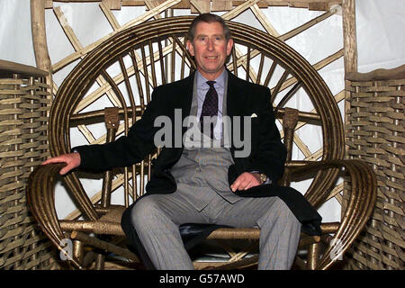 Le Prince de Galles essaie une chaise de coppice au parc Herriard, près de Basingstoke, dans le Hampshire, où il visite le groupe Wessex Coppice. Le groupe, lancé en 1994 par Sir David Attenborough, combine l'ancienne industrie du coppice avec la technologie la plus récente. *... pour former les chômeurs, créer des emplois ruraux et conserver les forêts. Banque D'Images