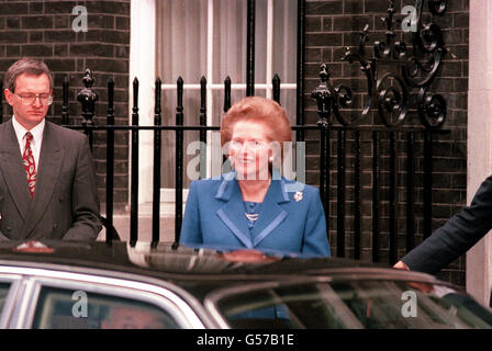 22 NOVEMBRE : ce jour de 1990, Margaret Thatcher remet sa démission. Margaret Thatcher annonce sa démission : le Premier ministre Mme Thatcher quitte Downing Street pour un public avec la Reine. Banque D'Images