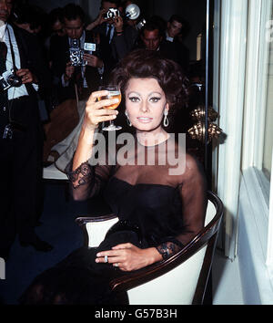 SOPHIA LOREN 1965 : l'actrice italienne Sophia Loren pose pour les photographes à l'hôtel Savoy de Londres.Sophia est ici pour des entretiens avec Charlie Chaplin, qui doit diriger son nouveau film. Banque D'Images