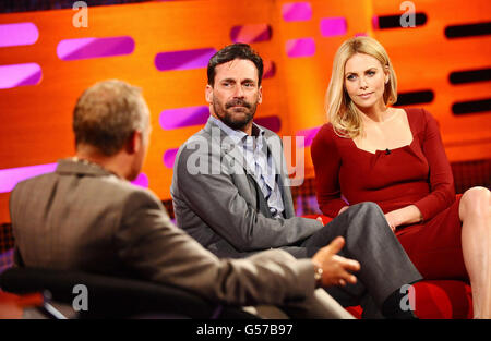 (Gauche à droite) Graham Norton avec Jon Hamm et Charlize Theron lors du spectacle Graham Norton aux London Studios à Londres. Banque D'Images