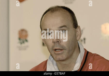 L'entraîneur d'Angleterre Clive Woodward lors d'une conférence de presse à l'hôtel Team de Bagshot, Surrey, annonçant que l'équipe jouera contre l'Afrique du Sud à Twickenham. L'Angleterre a apporté deux changements à sa gamme de départ. *...Bath full-back Matt Perry et Wasps puker Phil Greening sont rappelés à côté après avoir manqué le triomphe de 19-0 sur l'Argentine. Perry revient aux dépens de son collègue de Bath, Iain Balshaw, qui descend jusqu'au banc de remplacement, tandis que Greening s'est remis d'une blessure pour empêcher Mark Regan de s'en sortir. Banque D'Images