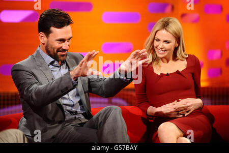 Jon Hamm et Charlize Theron apparaissent au salon Graham Norton aux London Studios de Londres. Banque D'Images