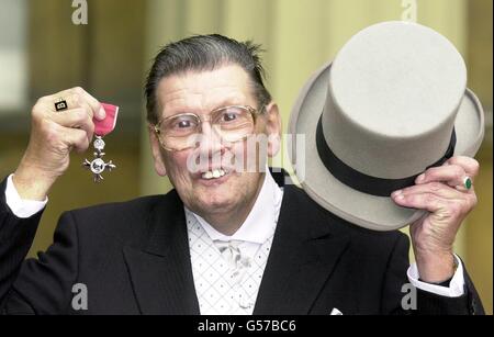 Brian Richards, roadsweeper de 64 ans de Whitchurch, Cardiff, après avoir reçu son MBE de la reine Elizabeth II de Grande-Bretagne au Palais de Buckingham de Londres. * il est arrivé au Palais dans une limousine avec chauffeur, fournie par une entreprise de Cardiff Bay, au sud du pays de Galles, après avoir entendu qu'il ne pouvait pas se permettre son billet de train pour Londres pour récupérer son honneur. Banque D'Images