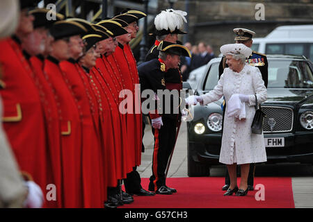 La reine Elizabeth II et le prince Philip, duc d'Édimbourg, sont accueillis par les pensionnés de Chelsea Pier lors du Diamond Jubilee River Pageant sur la Tamise à Londres. Banque D'Images