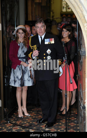 HRH le duc d'York, accompagné de ses filles, la princesse Beatrice, et la princesse Eugénie, de HRH, visitent un déjeuner de grand Jubilé à l'église All Saints Church, Fulham, Londres, dans le cadre des célébrations du Jubilé de diamant. Banque D'Images