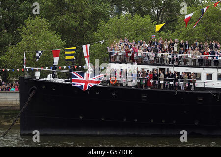 Le puits royal se démène sur un bateau pendant le Diamond Jubilee River Pageant sur la Tamise, Londres. Banque D'Images