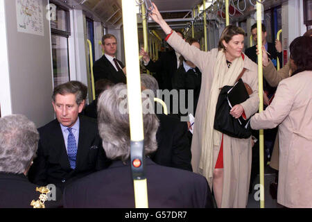 Prince Charles sur le nouveau système Tramlink, qui va de Croydon à New Addington.Le Prince a rencontré un utilisateur de fauteuil roulant et une mère avec une poussette-bébé pendant le trajet. Banque D'Images