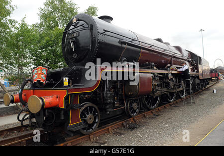 Andy Hardy, membre du personnel du Musée national des chemins de fer, prépare la locomotive Princess Elizabeth pour une exposition au Railfest Exhibition qui se tient actuellement au Musée national des chemins de fer, à York. Banque D'Images