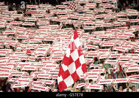 Football - qualification Euro 96 - Groupe 4 - Croaia / Italie. Les fans de Croatie se mettent derrière leur équipe Banque D'Images