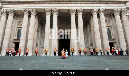 La reine Elizabeth II part avec le doyen de St Pauls, le Dr David Ison, après un service d'action de grâce, à la cathédrale Saint-Paul, dans le centre de Londres. Banque D'Images