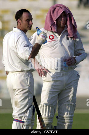 Nasser Hussain, skipper d'Angleterre (à gauche) et Michael Atherton, coéquipier, sirotent un verre au cours du deuxième jour du troisième et dernier match d'essai au stade national de Karachi. Banque D'Images