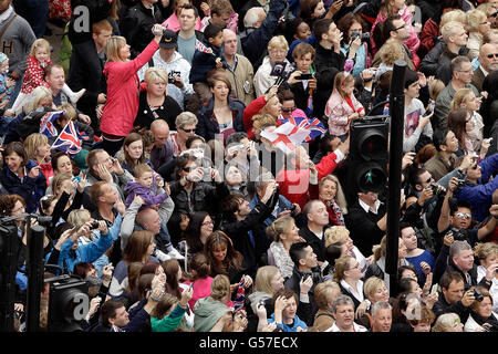 La foule regarde le convoi royal le long de Parliament Street, à Londres. Banque D'Images