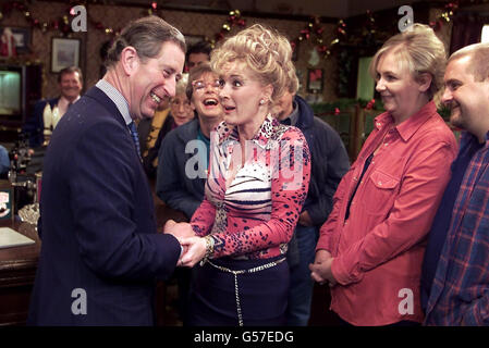 Le Prince de Galles aime rire avec la star de la rue Coronation Beverley Callard qui joue Liz McDonald dans le savon de Rovers Return pub sur le set du savon Coronation Street.* le prince était la lecture des célèbres pavés dans le point culminant des célébrations du 40e anniversaire du spectacle.Il est prévu de dévoiler une plaque avant d'assister aux répétitions finales pour un épisode d'une heure en direct qui marque le jalon. Banque D'Images