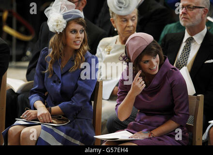 Les princesses Beatrice et Eugénie (à droite) assistent à un service d'action de grâce pour célébrer le Jubilé de diamant de la reine Elizabeth II qui a lieu à la cathédrale Saint-Paul, Londres. Banque D'Images