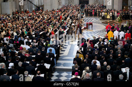 La congrégation se présente lors d'un service national d'action de grâce pour célébrer le Jubilé de diamant de la reine Elizabeth II à la cathédrale Saint-Paul de Londres. Banque D'Images