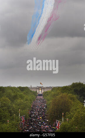 Les flèches rouges survolent Buckingham Palace lors des célébrations du Jubilé de diamant. Banque D'Images