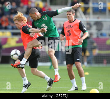 Football - UEFA Euro 2012 - session d'entraînement de la République d'Irlande - Stade municipal.Reoublic de Paul McShane et Jonathan Walters en Irlande pendant l'entraînement en équipe au stade municipal de Gdynia, en Pologne. Banque D'Images