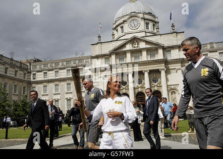 Bridget Taylor, porte-flamme olympique, à l'extérieur des édifices gouvernementaux, le jour 19 du relais de la flamme olympique. Banque D'Images