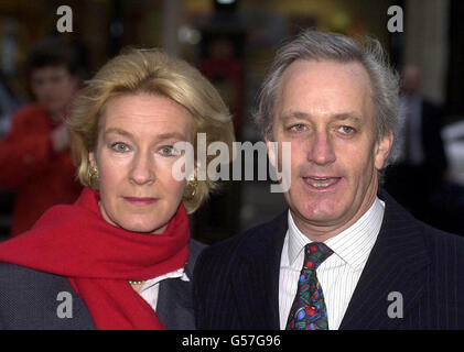 L'ancien député conservateur Neil Hamilton et sa femme Christine arrivent à la haute Cour. L'ancien député et sa femme étaient en cour pour entendre leur avocat Anthony Boswood QC tenter de mettre de côté le verdict du jury qui a conclu une audience violente de cinq semaines en 1999. *...Hamilton avait poursuivi M. Al Fayed sur des cliams dans un programme de distribution Channel 4 de janvier 1997 qu'il avait exigé et accepté des paiements en espèces corruptly en échange de questions parlementaires au nom de Harrods. *09/01/01 les procédures de faillite impliquant l'ancien ministre en disgrâce Hamilton ont été retardées près de trois semaines après an Banque D'Images