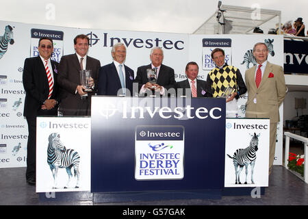 Jockey Richard Hughes (2e à droite) et l'entraîneur Richard Hannon Jnr (2e à gauche) lors de la présentation des gagnants après que le producteur remporte les enjeux d'Investec Surrey Banque D'Images