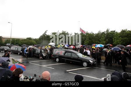 Les amis et la famille se joignent aux amateurs de fleurs en pontant les cercueils du soldat Gregg Thomas Stone du 3e Bataillon, The Yorkshire Regiment (à droite) et du Cpl Michael John Thacker, du 1er Batalion, le Royal Welsh (les Royal Welsh Fusiliers, passent devant le jardin commémoratif de Carterton, près de RAF Brize Norton, Oxfordshire. Banque D'Images