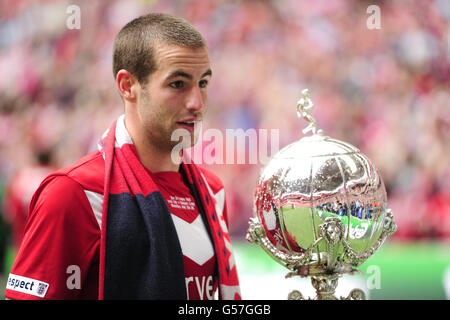 Matty Blair, de York City, célèbre le trophée après le jeu Banque D'Images