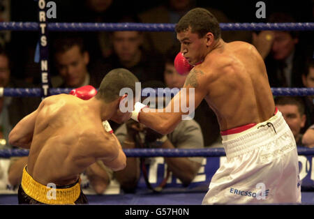 Acelino Freitas (R), champion du monde de super-Featherweight WBO, du Brésil, et Daniel Alicea, Challenger, de Porto Rico, en action lors de leur combat du titre de boxe de super-Featherweight WBO à la Sheffield Arena, à Sheffield. * Acelino Freitas a gagné dans le concours dans un premier temps d'arrêt. Banque D'Images