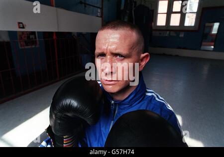 Le boxeur Paul s'entraîne dans une salle de sport à Hull, dans le Yorkshire de l'est, avant son match de boxe du championnat du monde de Featherweight WBO contre le champion Prince Naseem Hamed, à la Manchester Evening News Arena.*19/01/01 M. ingle poursuivait son combat en remise en forme après avoir proposé à sa petite amie en étant allongé dans un lit d'hôpital.Cet homme de 28 ans, originaire de Scarborough, dans le North Yorkshire, a subi des blessures mortelles lors d'un match du titre mondial à Sheffield le mois dernier.Son entraîneur, Steve Pollard, a dit hier comment Gingle avait demandé à sa petite amie Samantha Coulson de nouer le nœud - et elle a accepté. Banque D'Images