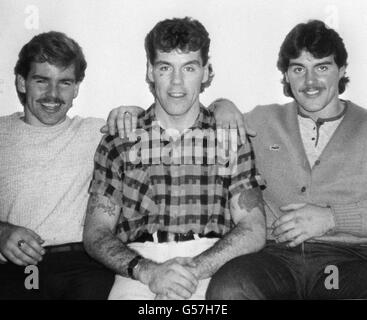 Le champion écossais de poids-lourd Steve Watt (au centre), décédé à l'hôpital Charing Cross de Londres, en photo avec ses frères Allan (à gauche) et Stuart. Watt s'est effondré dans l'anneau et avait été dans un coma depuis une opération pour enlever un caillot de sang. Banque D'Images