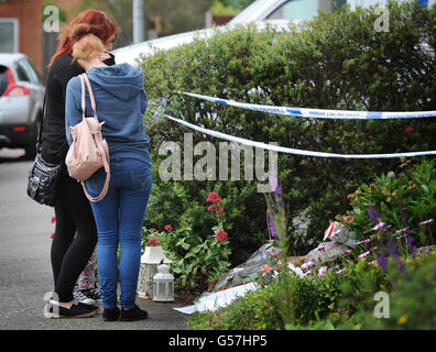 Les amis de Megan-Leigh Peat, jeune fille de 15 ans, qui a été assassinée dans les premières heures de samedi matin, à Ammthill, dans le Bedfordshire, arrivent pour déposer des hommages floraux sur les lieux de sa mort. Banque D'Images