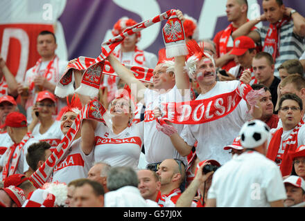 Football - UEFA Euro 2012 - Groupe A - Pologne / Grèce - Stade national. Fans polonais dans le stade avant le match Banque D'Images