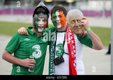 Les fans de la République d'Irlande arrivent pour le match de l'UEFA Euro 2012, Groupe C, au stade municipal de Gdynia, en Pologne. Banque D'Images