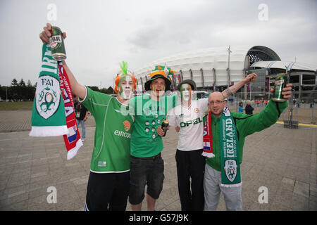 Football - UEFA Euro 2012 - Groupe C - République d'Irlande / Croatie - Stade municipal de Poznan.Les fans de la République d'Irlande arrivent pour le match de l'UEFA Euro 2012, Groupe C, au stade municipal de Gdynia, en Pologne. Banque D'Images