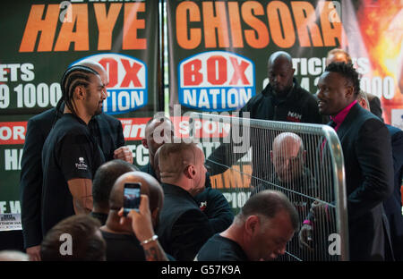 Boxe - David Haye et Dereck Chisora Press Conference - Park Plaza Riverbank.David Haye (à gauche) et Derek Chisora lors de la conférence de presse à Park Plaza Riverbank, Londres. Banque D'Images