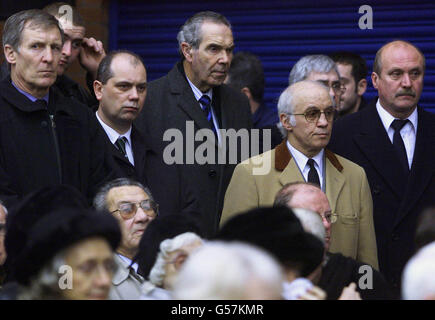 L'ancien capitaine celtique Billy McNeill (à gauche) avec les anciens joueurs des Rangers Willie Henderson (2e à droite) et Colin Stein (à droite) pendant le service commémoratif pour marquer le 30e anniversaire de la catastrophe d'Ibrox qui a coûté la vie à 66 personnes à Glasgow.* le désastre s'est produit sur les terrasses à la fin d'un match de football des Rangers contre le Celtic le 2 janvier 1971.Henderson et Stein ont joué la journée. Banque D'Images