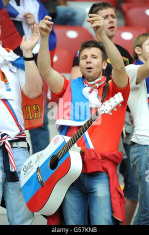 Football - UEFA Euro 2012 - Groupe A - Pologne / Russie - Stade national.Un fan russe avec une guitare montre son soutien à son équipe dans les tribunes Banque D'Images