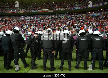 Football - UEFA Euro 2012 - Groupe A - Pologne / Russie - Stade national. Police anti-émeute sur le terrain après le sifflet final Banque D'Images