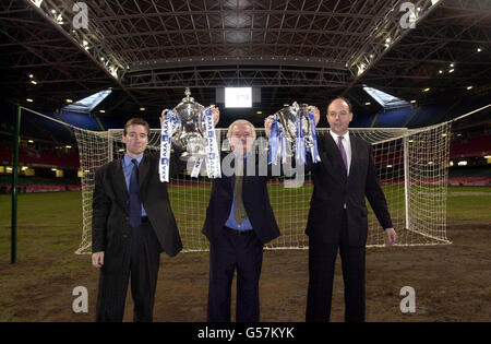 Adam Crozier, Directeur général de l'Association du football (à gauche), avec Glanmor Griffiths, Président de l'Union galloise de rugby (au centre) et David Burns, Directeur général de la Ligue de football, au Millennium Stadium de Cardiff. * la finale de la coupe FA aura lieu au stade du Millénaire pour les trois prochaines années et la Ligue de football utilisera le lieu pour les cinq prochaines finales, tandis que le stade Wembley à Londres subit une refonte majeure. Banque D'Images