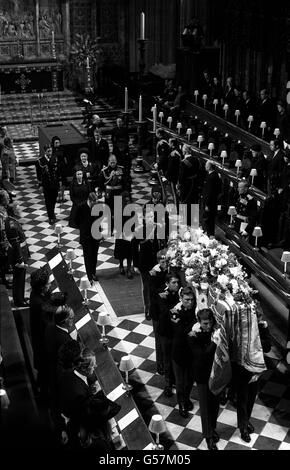 Le service funéraire du duc de Gloucester (frère du roi George VI) à la chapelle Saint-Georges, à Windsor.Derrière la partie au porteur se trouvent (plus proche de l) le Prince Richard de Gloucester, la duchesse et la nouvelle duchesse, la Reine, le duc d'Édimbourg, la Reine mère, le prince de Galles,La princesse Margaret, Lord Snowdon, la princesse Anne et la duchesse de Kent. Banque D'Images