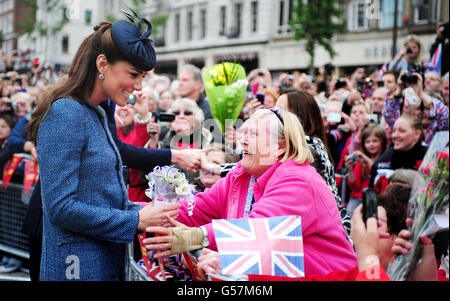 La duchesse de Cambridge rencontre des membres du public lors d'une visite à Market Square, Nottingham. Banque D'Images