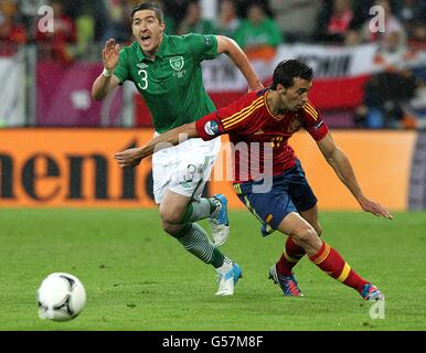 Football - UEFA Euro 2012 - Groupe C - Espagne / République d'Irlande - Arena Gdansk.Alvaro Arbeloa en Espagne (à droite) et Stephen Ward en République d'Irlande se battent pour le ballon Banque D'Images