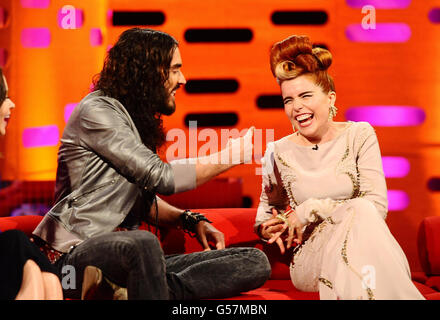 (Gauche - droite) Russell Brand et Paloma Faith pendant le tournage du spectacle Graham Norton aux London Studios, Londres. Banque D'Images