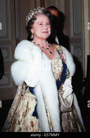 La Reine mère arrive à l'ambassade d'Italie à Londres pour un banquet organisé par le Président Saragat de l'Italie. Banque D'Images