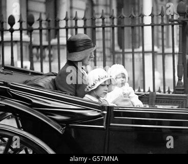 La princesse Elizabeth (au centre) et sa sœur la princesse Margaret Rose quittent Piccadilly, à Londres, avec leur nounou dans leur calèche, en 1931. Banque D'Images