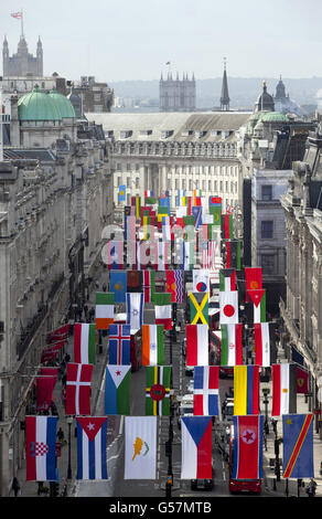 Regent Street à Londres drapeau de vol de partout dans le monde comme il accueille le monde pour célébrer les Jeux de Londres 2012. APPUYEZ SUR PHOTO D'ASSOCIATION. Date de la photo: Vendredi 15 juin 2012. Des drapeaux de tous les pays participants ont été lancés sur Regent Street aujourd'hui. Le Mile of style et les rues environnantes arborent des drapeaux nationaux aux couleurs vives pour célébrer le spectaculaire sport. Le crédit photo devrait se lire comme suit : John Phillips/PA Wire Banque D'Images