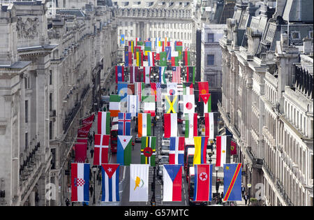 Regent Street à Londres drapeau de vol de partout dans le monde comme il accueille le monde pour célébrer les Jeux de Londres 2012. APPUYEZ SUR PHOTO D'ASSOCIATION. Date de la photo: Vendredi 15 juin 2012. Des drapeaux de tous les pays participants ont été lancés sur Regent Street aujourd'hui. Le Mile of style et les rues environnantes arborent des drapeaux nationaux aux couleurs vives pour célébrer le spectaculaire sport. Le crédit photo devrait se lire comme suit : John Phillips/PA Wire Banque D'Images