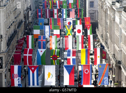 Regent Street à Londres drapeau de vol de partout dans le monde comme il accueille le monde pour célébrer les Jeux de Londres 2012. APPUYEZ SUR PHOTO D'ASSOCIATION. Date de la photo: Vendredi 15 juin 2012. Des drapeaux de tous les pays participants ont été lancés sur Regent Street aujourd'hui. Le Mile of style et les rues environnantes arborent des drapeaux nationaux aux couleurs vives pour célébrer le spectaculaire sport. Le crédit photo devrait se lire comme suit : John Phillips/PA Wire Banque D'Images