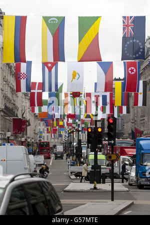 Regent Street à Londres drapeau de vol de partout dans le monde comme il accueille le monde pour célébrer les Jeux de Londres 2012. APPUYEZ SUR PHOTO D'ASSOCIATION. Date de la photo: Vendredi 15 juin 2012. Des drapeaux de tous les pays participants ont été lancés sur Regent Street aujourd'hui. Le Mile of style et les rues environnantes arborent des drapeaux nationaux aux couleurs vives pour célébrer le spectaculaire sport. Le crédit photo devrait se lire comme suit : John Phillips/PA Wire Banque D'Images